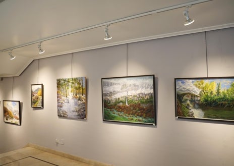 Imagen secundaria 1 - Obras que se pueden contemplar en la exposición y cuadro del puente de San Cayetano de la villa de Potes