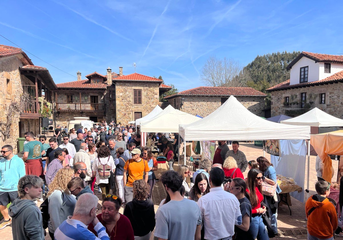 Un momento de la apertura de la feria en la plaza de los cañones.