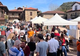 Un momento de la apertura de la feria en la plaza de los cañones.