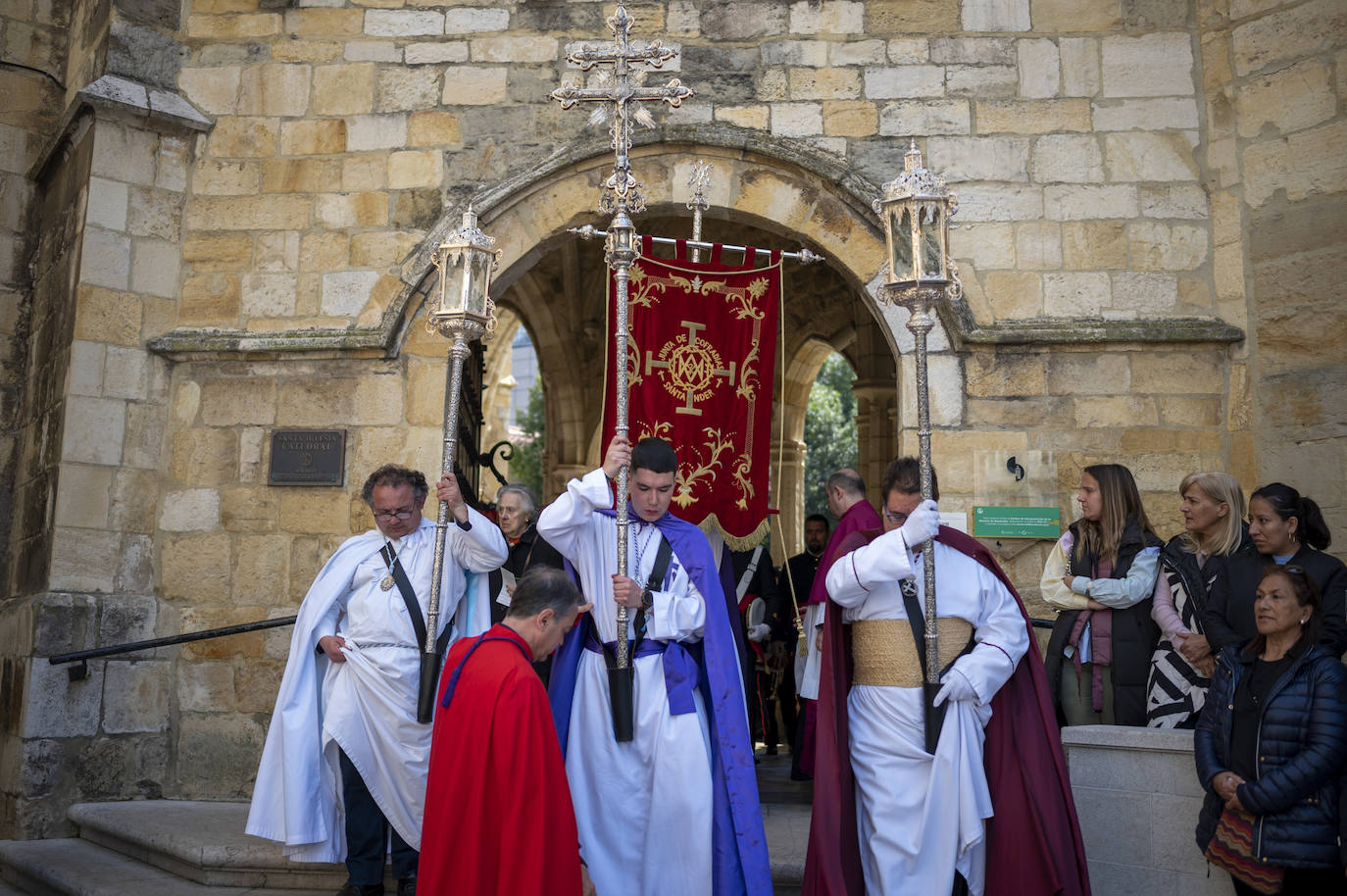 Miembros de varias cofradías salen de la Catedral para presenciar el encuentro de los dos pasos.