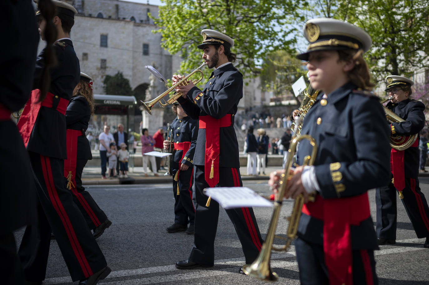 Agrupación musical de una cofradía a su paso por Calvo Sotelo con la Catedral a su derecha.