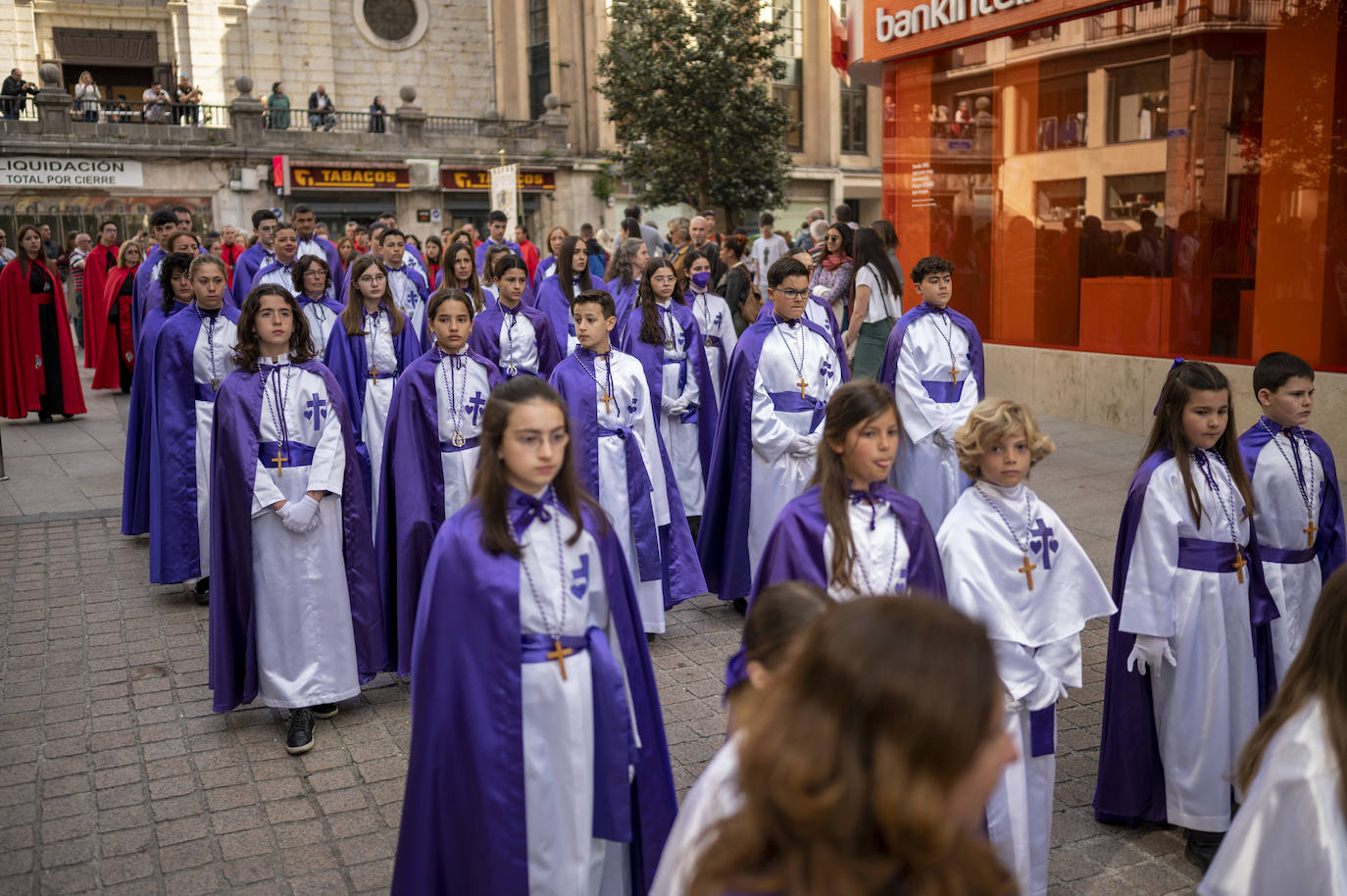 Los cofrades más pequeños pasan por delante de la iglesia de la Anunciación.