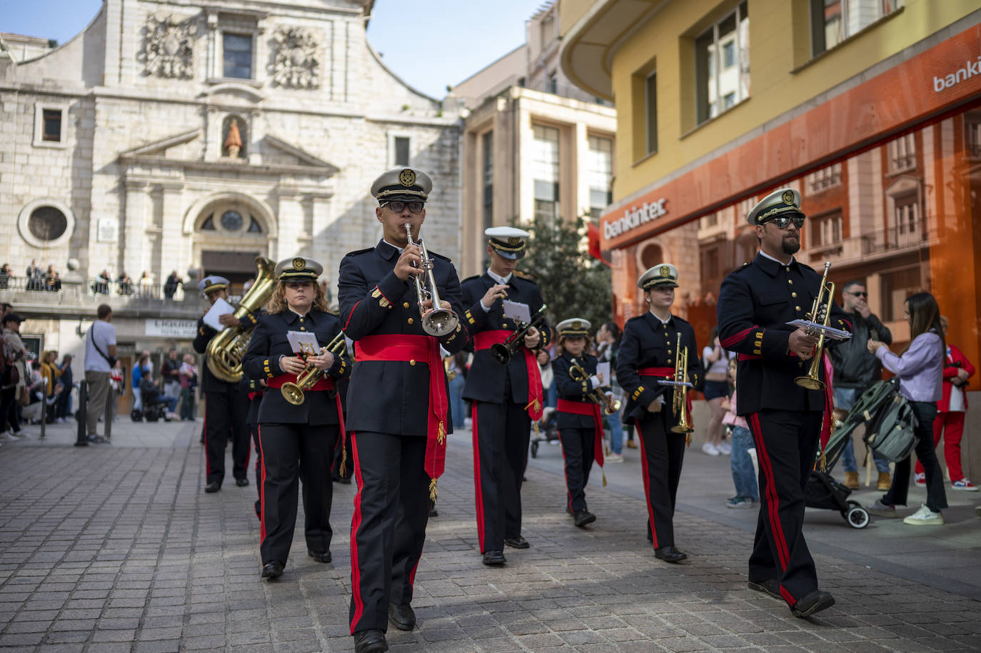 Agrupación musical delante de la iglesia de la Anunciación.