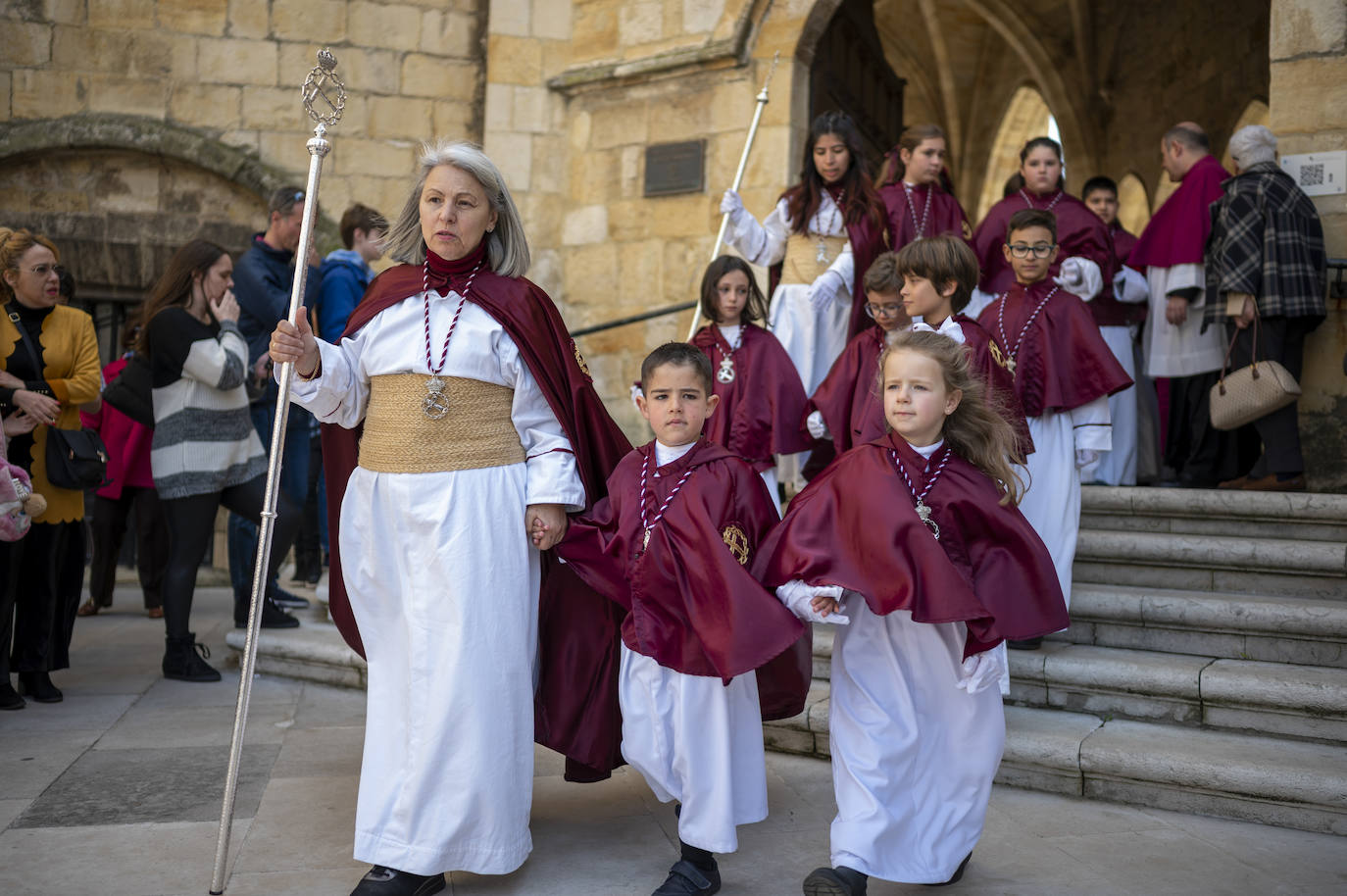 Miembros de la Cofradía de la Salud salen de la Catedral para ver el encuentro de los pasos.