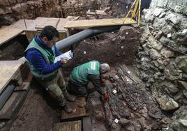 Los arqueólogos Lino Mantecón y Javier Marcos trabajando en las excavaciones de los Azogues.