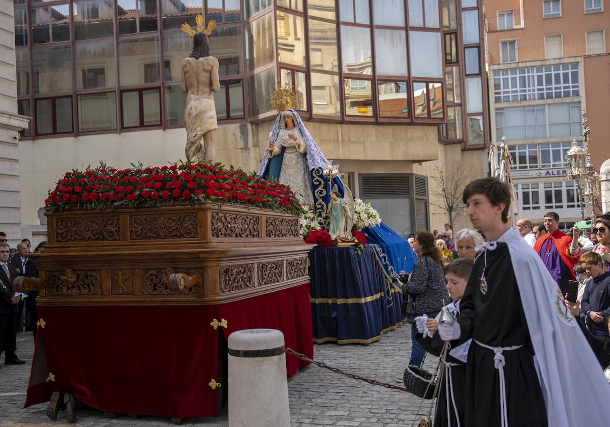 Los pasos de 'Cristo Resucitado' y 'Virgen Inmaculada Gloriosa' se encuentran juntoa a la Catedral.