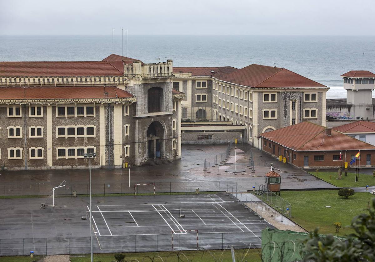 Imagen del patio central del penal de El Dueso, en Santoña.