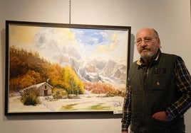 Joaquín Besoy con un cuadro que muestra en la exposición realizado en el entorno de Fuente Dé