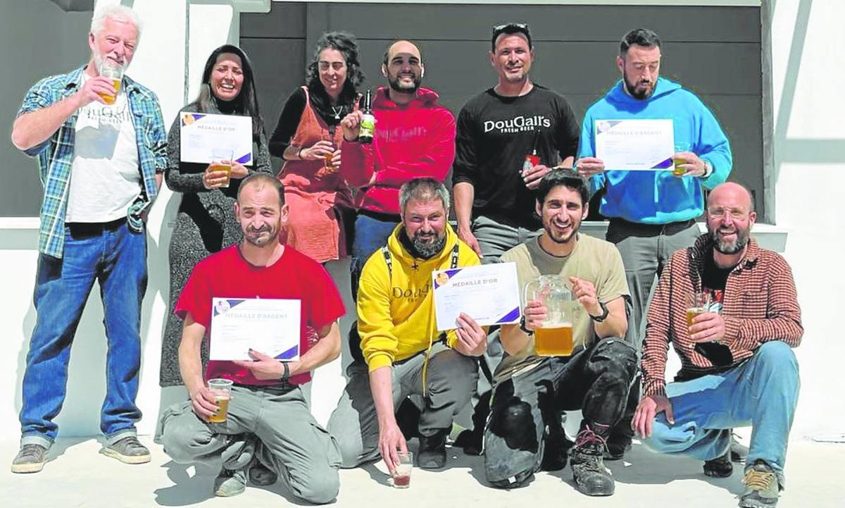 Arriba a la izquierda, Andrew Dougall, y abajo a la derecha, Kike Cacicedo, responsables de la empresa, junto al equipo.