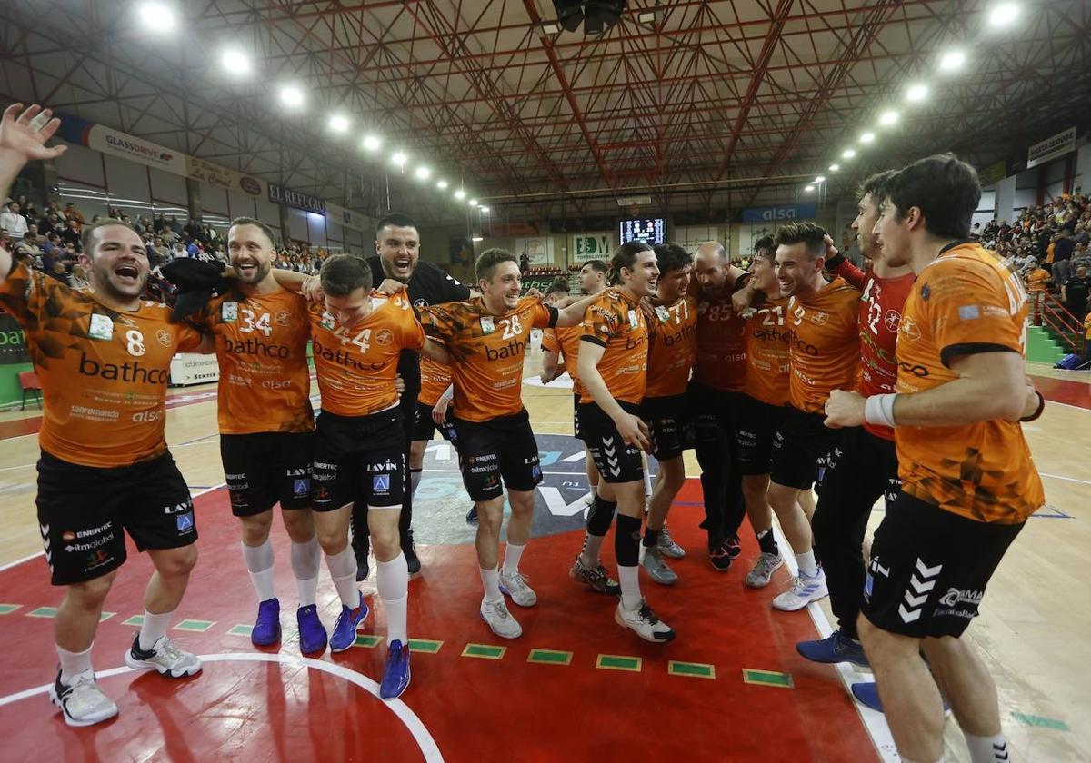 Los jugadores del Bathco Torrelavega celebran su pase a la fase final de la Copa.