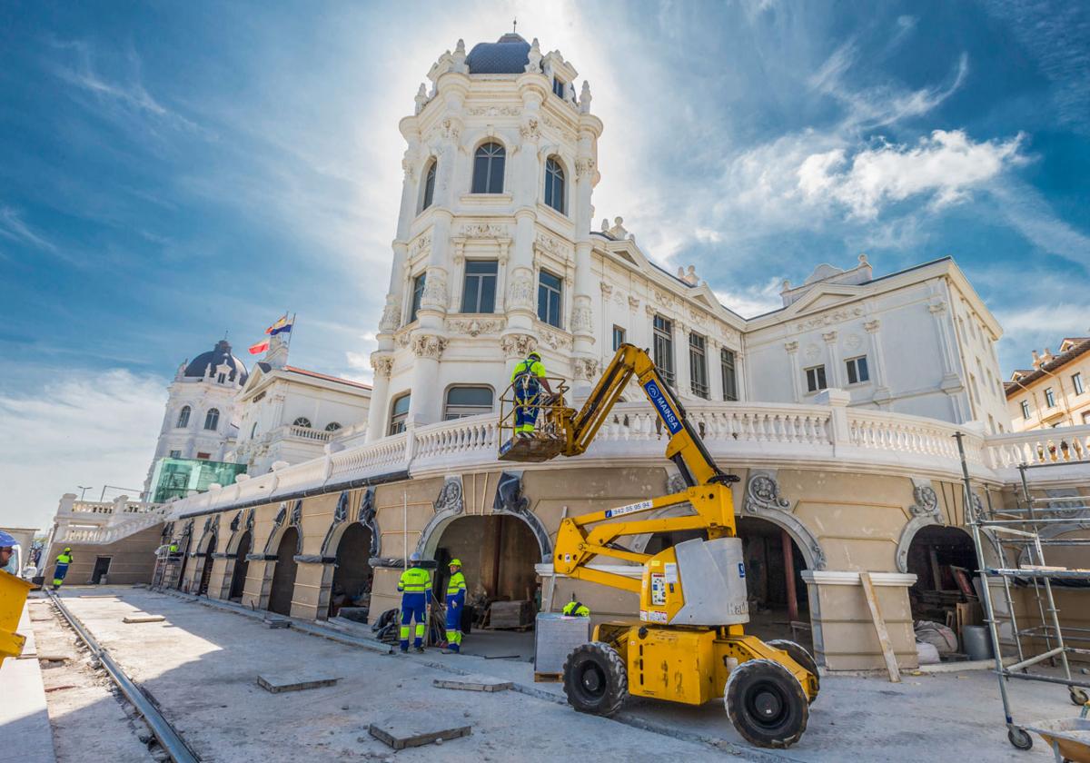 Los bajos del Casino ya tienen definidos sus arcos y sus molduras, que recuperan la imagen clásica.