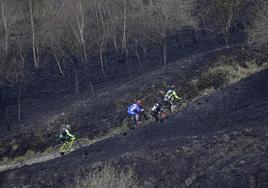 Ciclistas en las zonas calcinadas en el Monte Naranco.