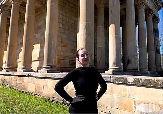 Ariane Hoyos en el conocido como 'Partenón' de Las Fraguas, en Arenas de Iguña.