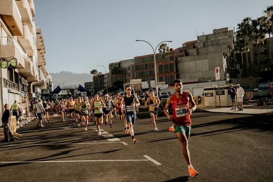 Redouan Nouini, al frente del grupo en la media maratón La Galleta
