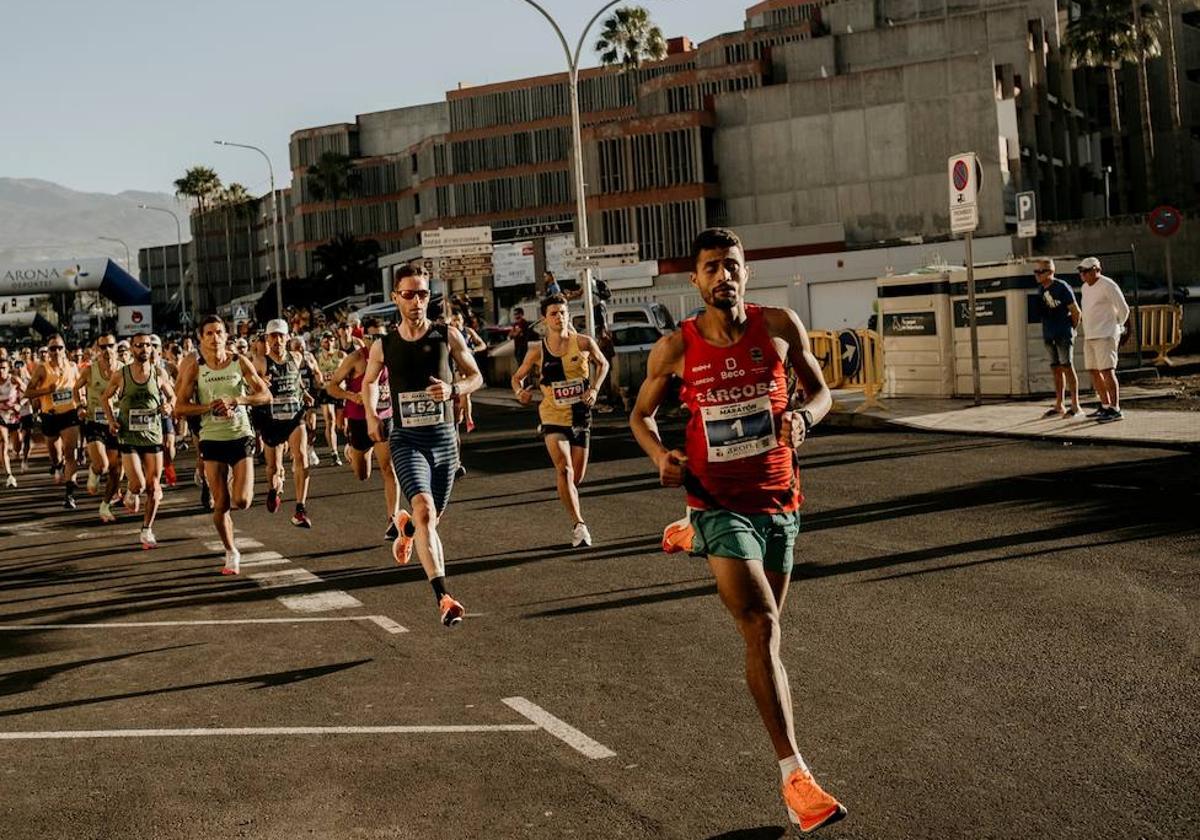 Redouan Nouini, al frente del grupo en la media maratón La Galleta