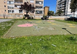 Estado en el que se encuentra el parque situado en el barrio de San Lorenzo, frente a la entrada de la residencia Loreto.