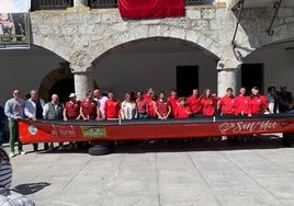 Los remeros del Laredo Remo Club junto a la alcaldesa y distintos integrantes de la corporación laredana durante la bendición de la nueva trainerilla.