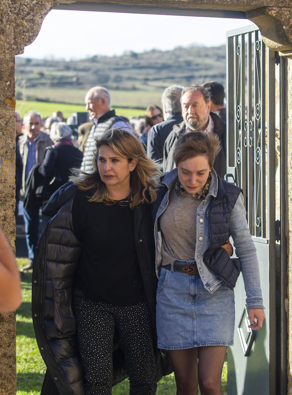 La viuda de Fernando Sánchez Dragó, Emma Nogueiro (d), tras dar su último adiós al escritor.