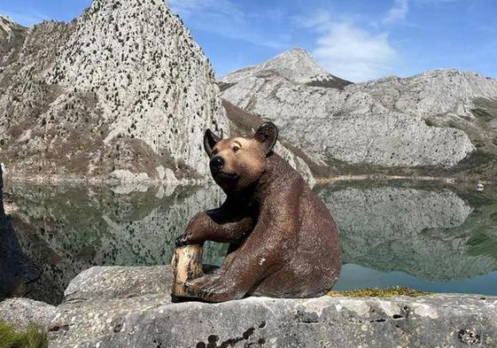 Uno de los dos osos que espera a los senderistas al final de la ruta.