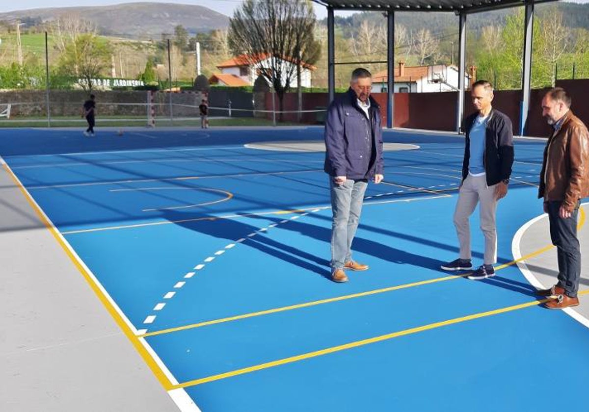 Visita de Argumosa, Conde y Arce a la nueva instalación deportiva de Los Corrales.