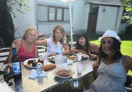 María Teresa (primera por la izquierda), en el camping de Suesa con unas amigas. La segunda mujer por la derecha es Erika, otra de las víctimas del atropello.