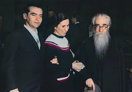 Fotografía coloreada de una original en la que Pura Maortua aparece junto a Federico García Lorca y Ramón María del Valle-Inclán.