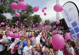 La marcha en favor de la lucha contra el cáncer en Los Corrales de Buelna, en la edición del pasado año.