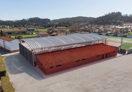 Imagen aproximada de cómo quedará la pista polideportiva de Escobedo tras las obras para la construcción de la cubierta.