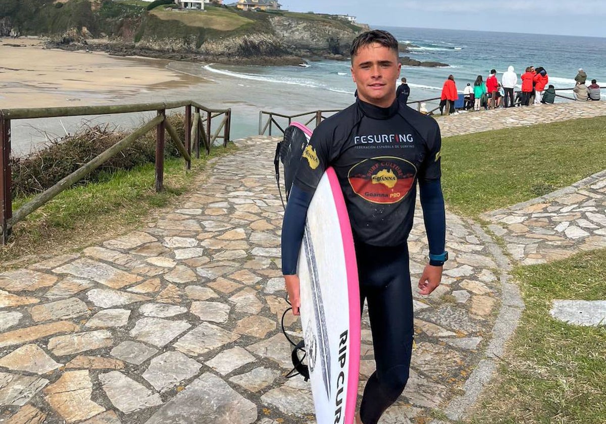 El surfer laredano tras una de las mangas disputadas en aguas asturianas dentro de la Liga promovida por la Federación Española.