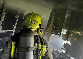 La actuación de los bomberos no puedo evitar que la casa prefabricada acabase calcinada.