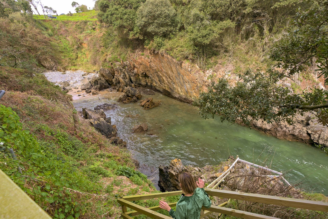 Desde la fachada oeste se puede acceder a una pequeña cala, a través de una estrechas escaleras.