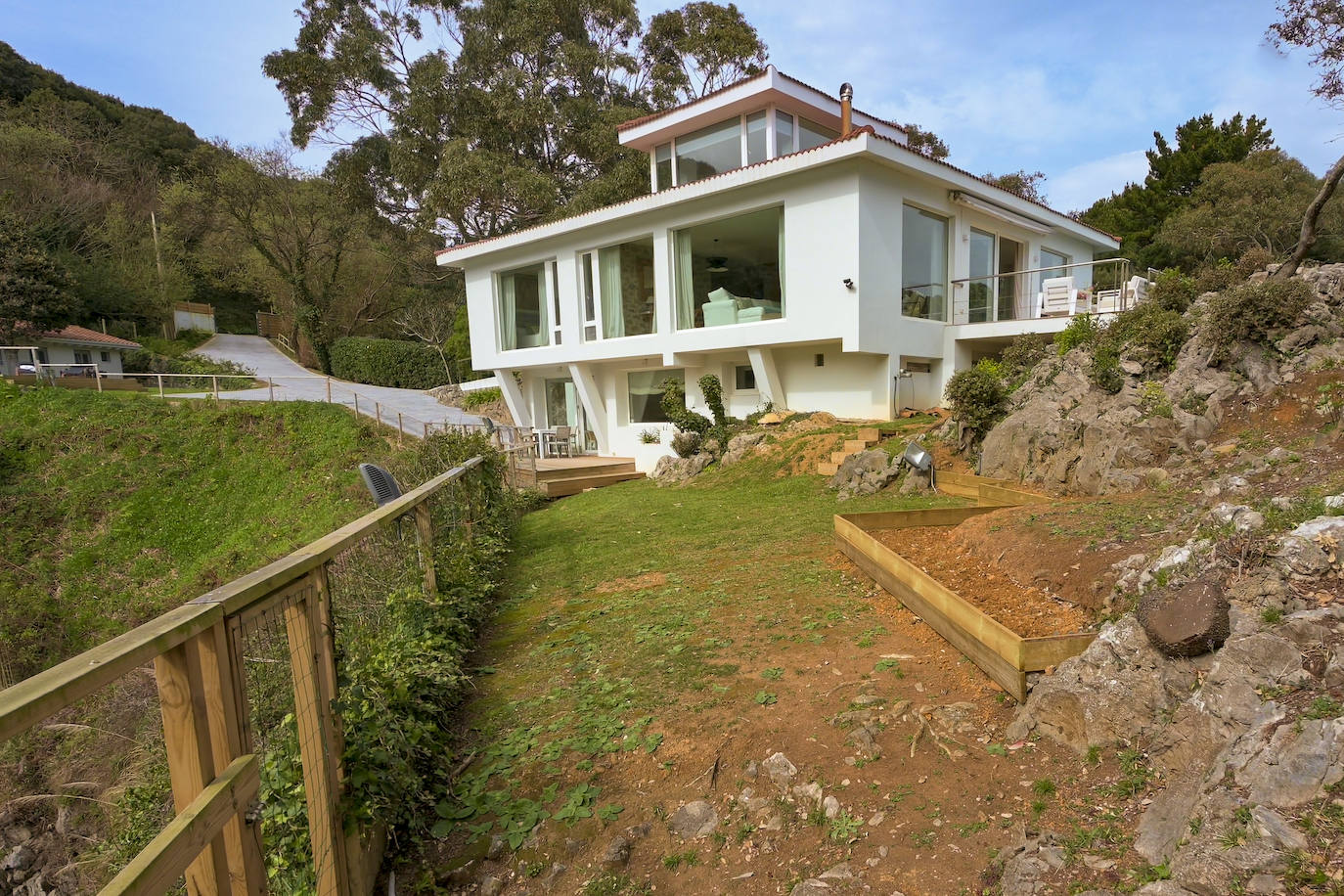 Vista de la casa desde el jardín.