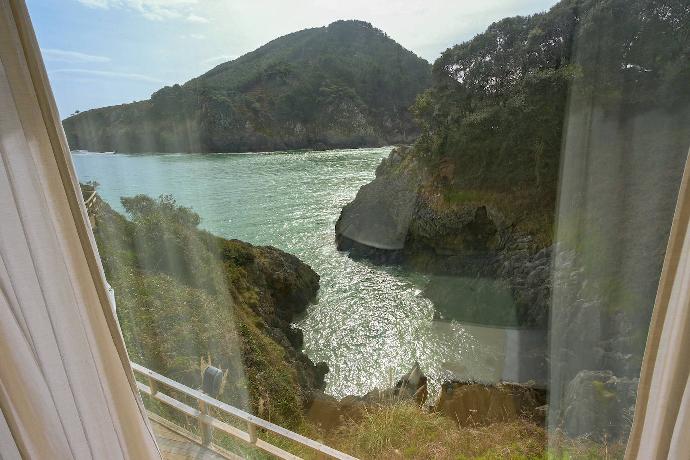 Vista desde la habitación principal a la ría de Tina Menor