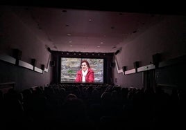 Una de las vecinas de la Puebla Vieja explicando sus vivencias en la proyección de un cine de Laredo abarrotado de público en el estreno del documental.