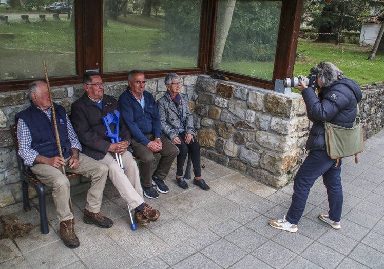 Otí realiza una instantánea a un grupo de paisanos en la marquesina que les sirve de punto de reunión habitual.