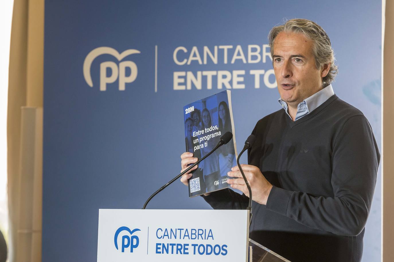 El exministro de Fomento Íñigo de la Serna y exalcalde de Santander ha afirmado que el 28M los ciudadanos de Cantabria y de Santander deben elegir entre «dos modelos de hacer política»: el del PP o el del «tándem» Sánchez-Revila