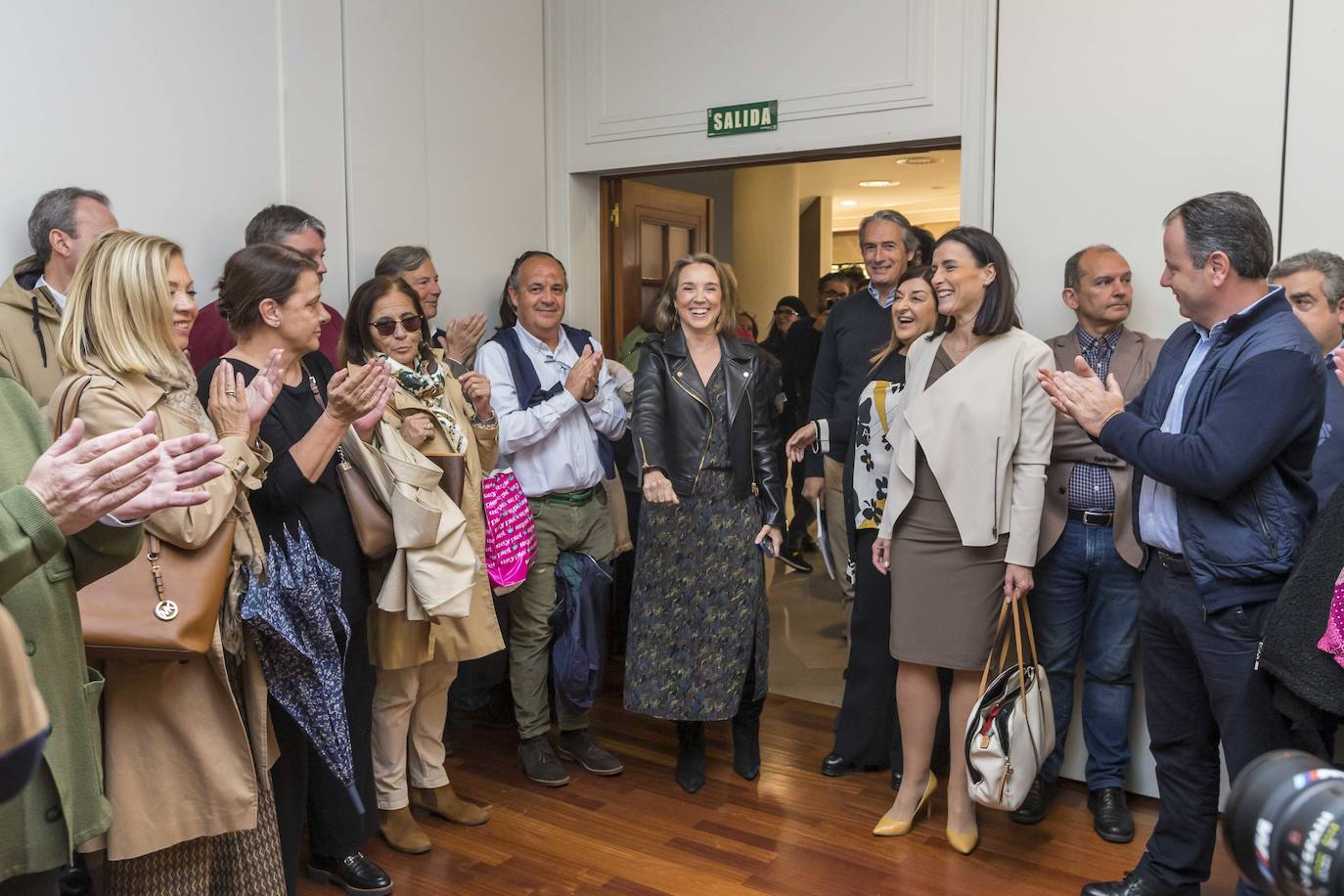 Cuca Gamarra es recibida entre aplausos de afiliados y simpatizantes del PP a su llegada al acto