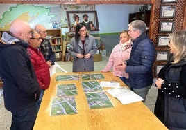 Gema Igual y César Díaz, en una reunión con la Asociación de Vecinos de Cueto para elegir las parcelas.