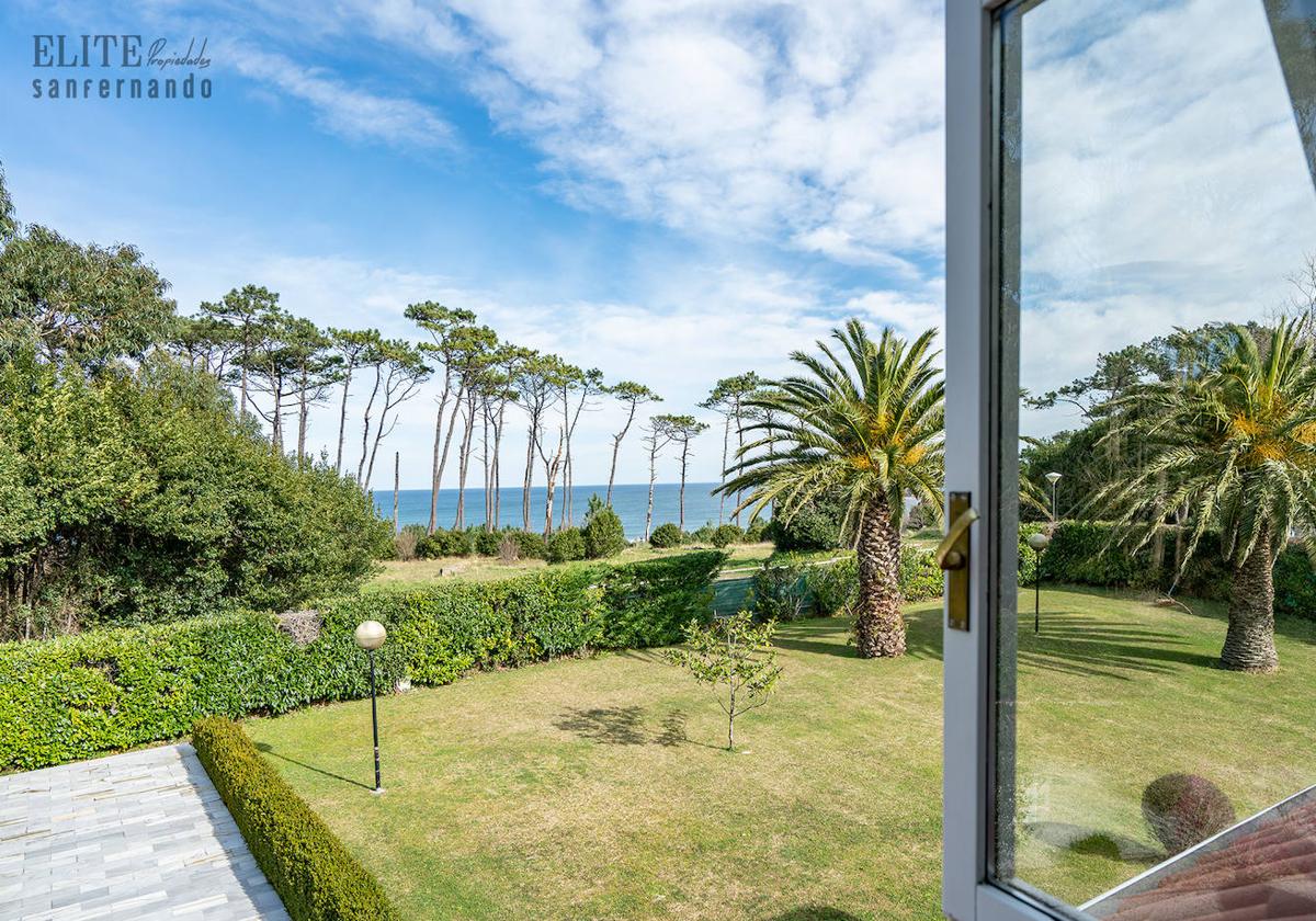 Vista del Mar Cantábrico y el jardín desde la vivienda