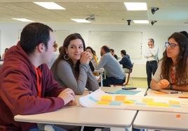 Los universitarios cántabros debatieron en grupos.