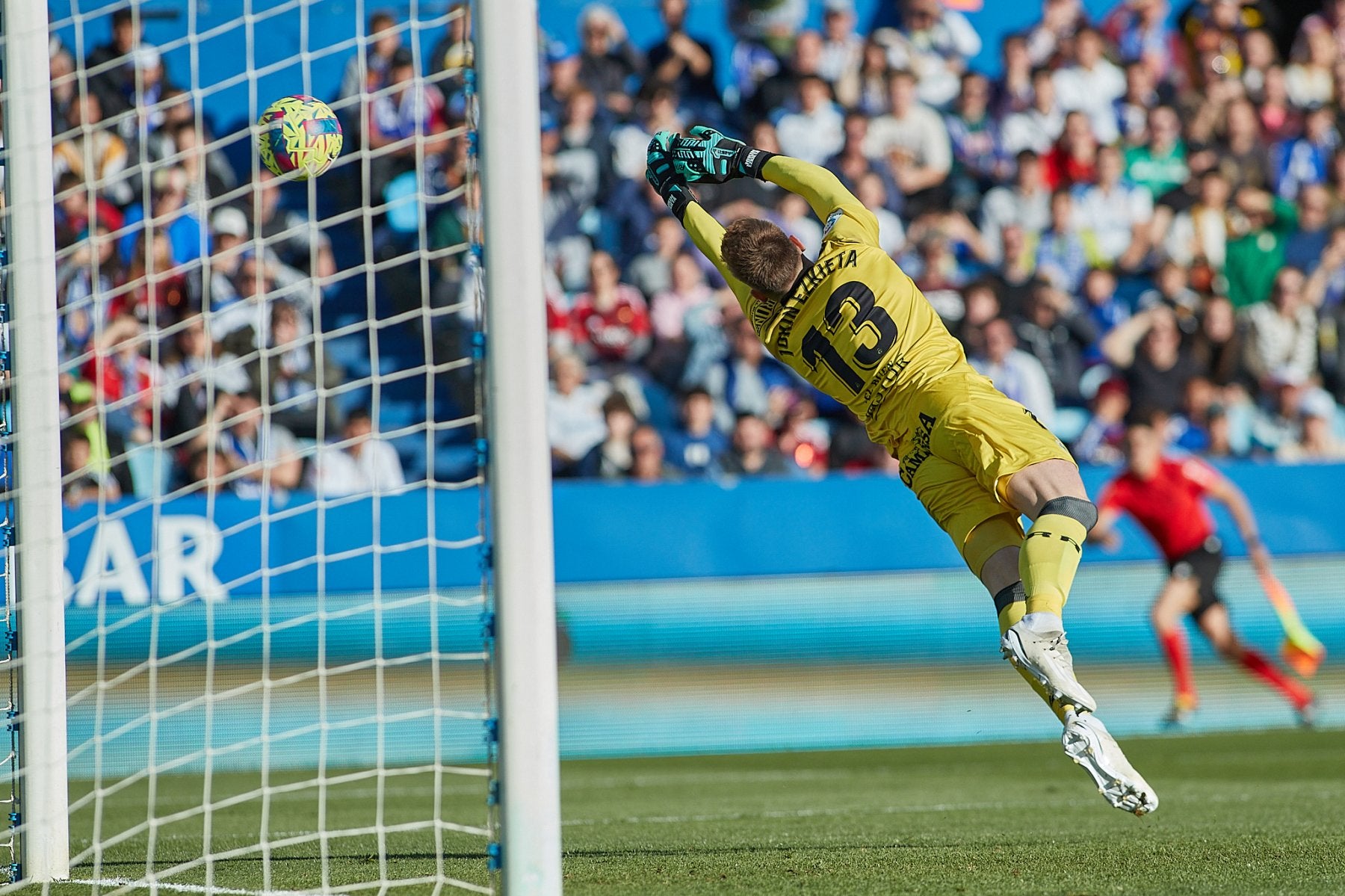 Jokin Ezkieta se estira para tratar de repeler el segundo gol que encajó el Racing, pero el zapatazo de Bermejo era prácticamente imparable.