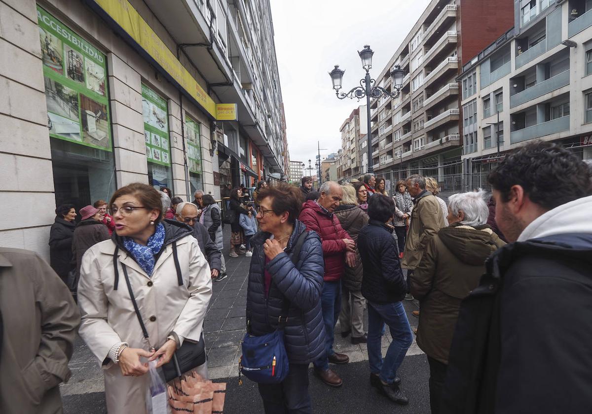 Una imagen de la concentración de este sábado, en la calle Julián Ceballos de Torrelavega.