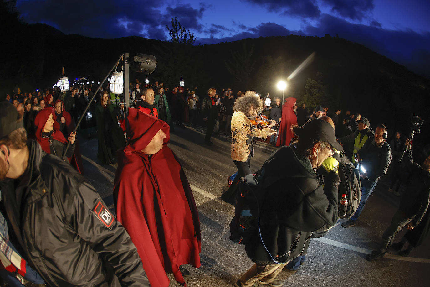 Junto al violinista un séquito de 60 voluntarios ataviados con túnicas verdes y rojas –unos cargaban con las antorchas para iluminar el camino y otros con los altavoces que amplificaban el sonido del artista–