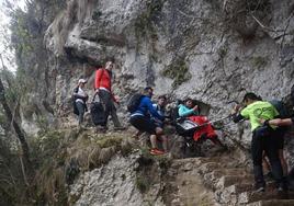 Veinticuatro arrastrasillas solidarios camino de Santo Toribio