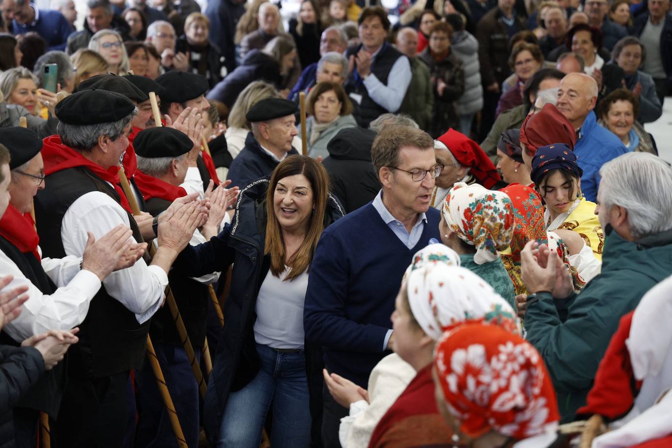 Los líderes del PP nacional y regional saludan a los asistentes a su llegada