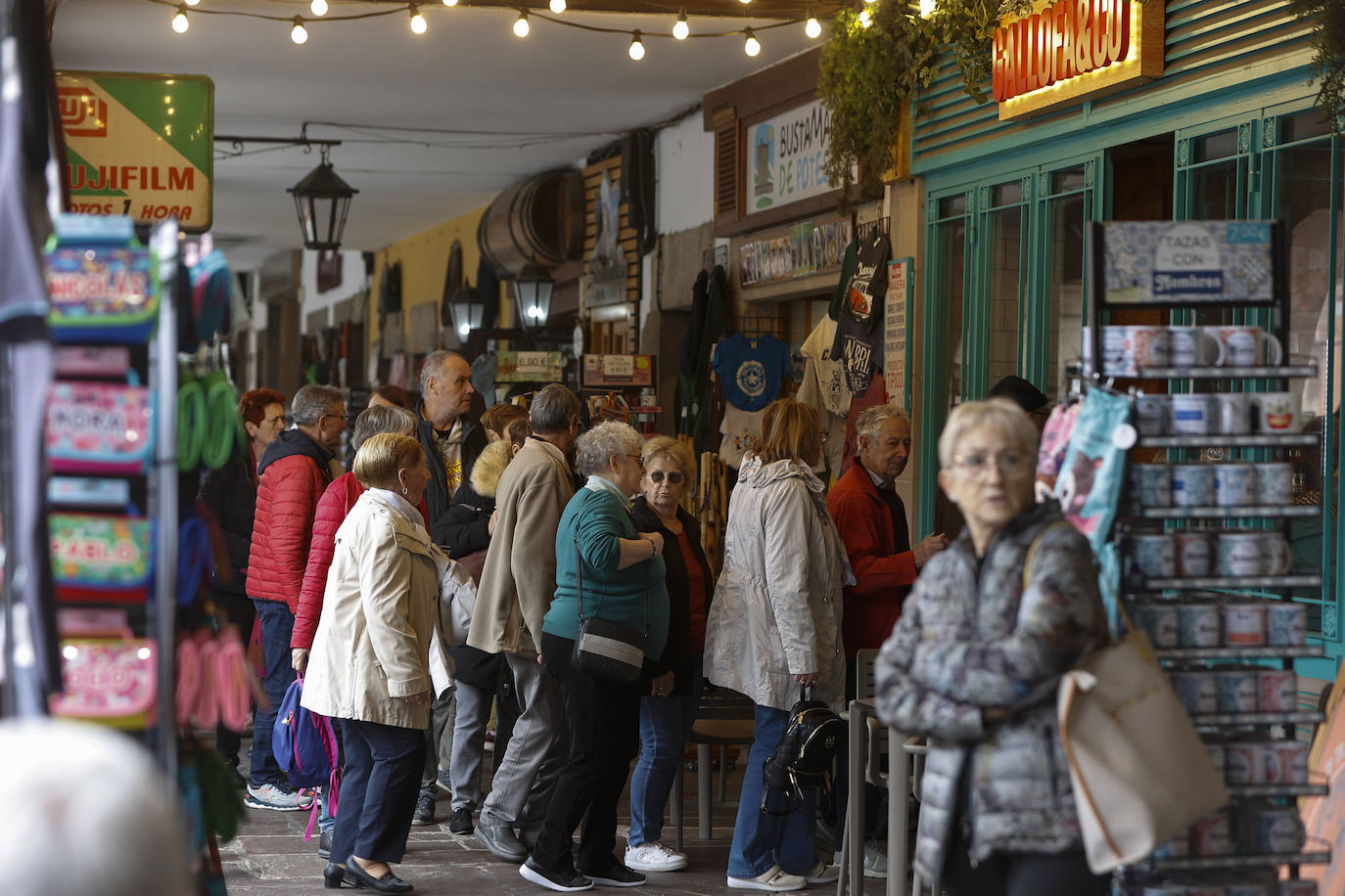 La llegada de peregrinos y turistas comienza a animar las calles de Potes.