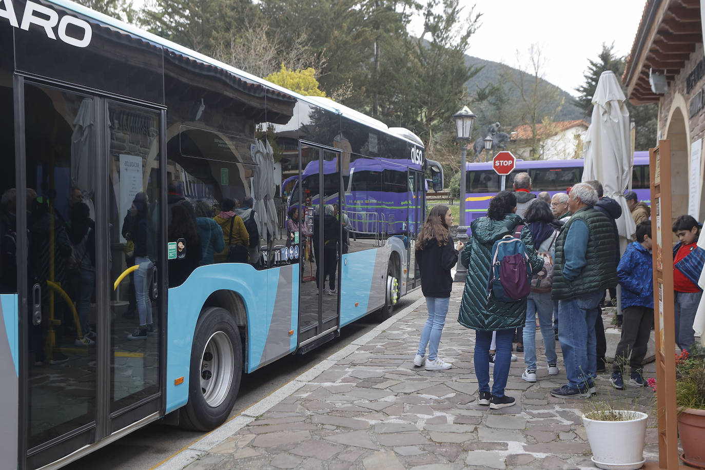 «Esperaba mucha más gente. Está todo muy tranquilo y es bueno porque es más cómodo para los que llegamos, pero un poco raro teniendo en cuenta que mañana arranca el presente Año Santo», señala un turista