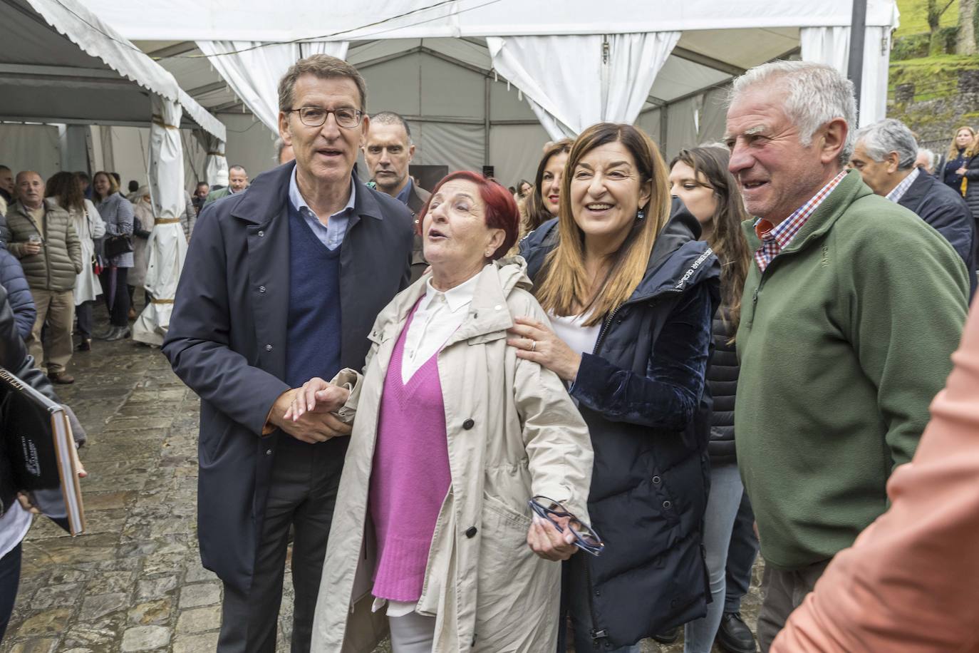 Feijóo y Sáenz de Buruaga con una simpatizante del partido que se acercó a saludarles