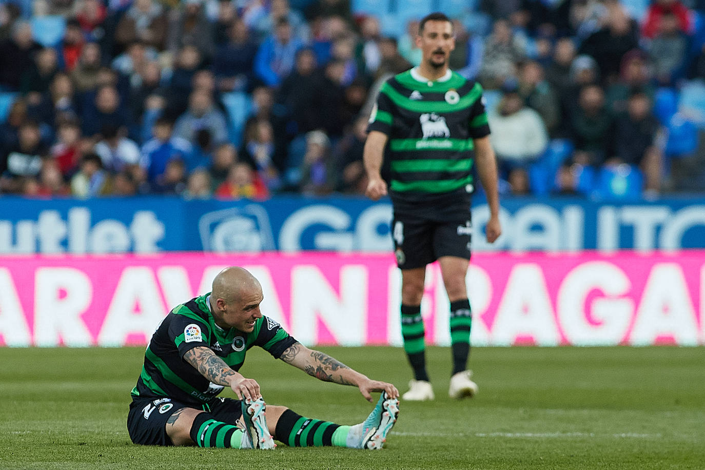 Pombo estira sobre el césped en un momento de la segunda mitad