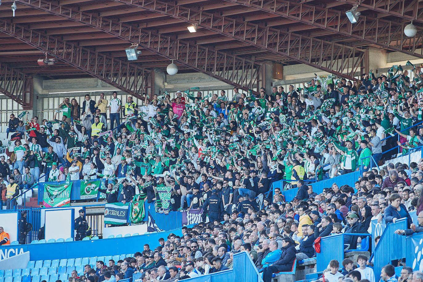 La afición racinguista, mas de 600, en las gradas, no cesó de animar pese a la derrota